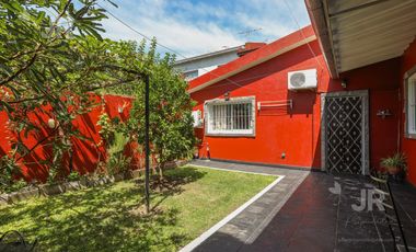 Casa 4 ambientes con parque en venta en Villa Adelina