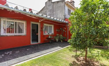 Casa 4 ambientes con parque en venta en Villa Adelina