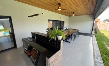 Venta casa de 2 dormitorios con 2 cocheras y pileta en EcoPueblo, Alvear