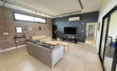 Venta casa de 2 dormitorios con 2 cocheras y pileta en EcoPueblo, Alvear