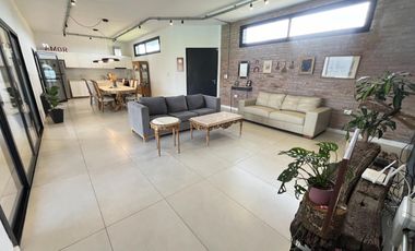 Venta casa de 2 dormitorios con 2 cocheras y pileta en EcoPueblo, Alvear