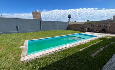 Venta casa de 2 dormitorios con 2 cocheras y pileta en EcoPueblo, Alvear