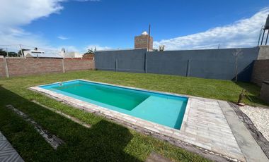 Venta casa de 2 dormitorios con 2 cocheras y pileta en EcoPueblo, Alvear