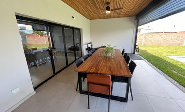 Venta casa de 2 dormitorios con 2 cocheras y pileta en EcoPueblo, Alvear