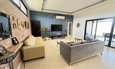 Venta casa de 2 dormitorios con 2 cocheras y pileta en EcoPueblo, Alvear