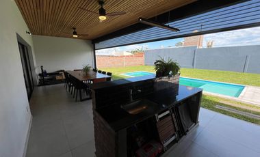 Venta casa de 2 dormitorios con 2 cocheras y pileta en EcoPueblo, Alvear