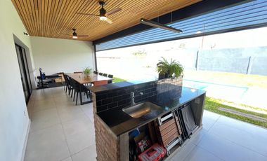 Venta casa de 2 dormitorios con 2 cocheras y pileta en EcoPueblo, Alvear