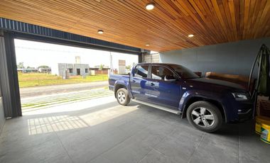 Venta casa de 2 dormitorios con 2 cocheras y pileta en EcoPueblo, Alvear