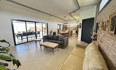 Venta casa de 2 dormitorios con 2 cocheras y pileta en EcoPueblo, Alvear