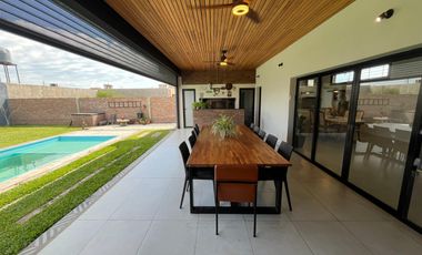 Venta casa de 2 dormitorios con 2 cocheras y pileta en EcoPueblo, Alvear