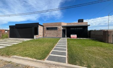 Venta casa de 2 dormitorios con 2 cocheras y pileta en EcoPueblo, Alvear