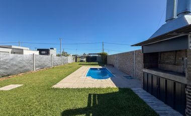 Venta casa tipo loft con pileta y parrillero en barrio estación Alvear