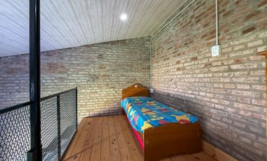 Venta casa tipo loft con pileta y parrillero en barrio estación Alvear