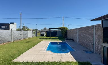 Venta casa tipo loft con pileta y parrillero en barrio estación Alvear