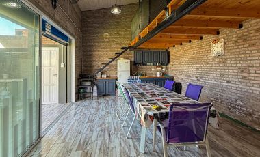 Venta casa tipo loft con pileta y parrillero en barrio estación Alvear