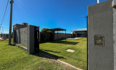 Venta casa tipo loft con pileta y parrillero en barrio estación Alvear
