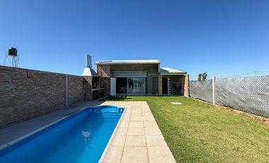Venta casa tipo loft con pileta y parrillero en barrio estación Alvear