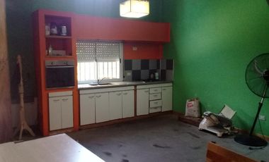 Casa 2 ambientes con cochera o local al frente