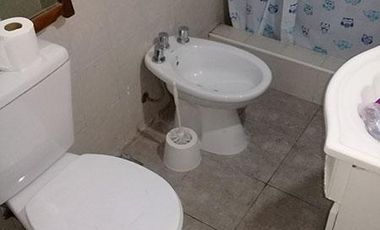 Casa 2 ambientes con cochera o local al frente