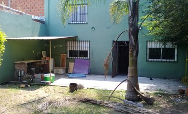 Casa 2 ambientes con cochera o local al frente