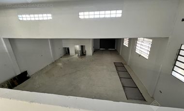 Excelente depósito de losa con local u oficina sobre la Avda reciclado a nuevo!!!