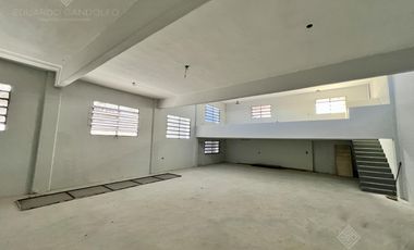 Excelente depósito de losa con local u oficina sobre la Avda reciclado a nuevo!!!