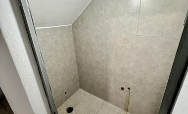 Excelente depósito de losa con local u oficina sobre la Avda reciclado a nuevo!!!