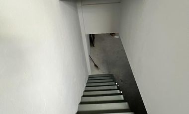 Excelente depósito de losa con local u oficina sobre la Avda reciclado a nuevo!!!