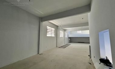 Excelente depósito de losa con local u oficina sobre la Avda reciclado a nuevo!!!