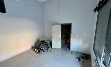 Excelente depósito de losa con local u oficina sobre la Avda reciclado a nuevo!!!