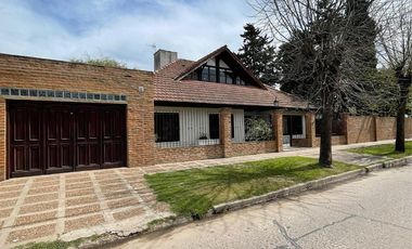 CASA 5 AMBIENTES EN VENTA, CENTRO DEL PUEBLO LOS CARDALES