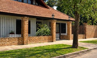 CASA 5 AMBIENTES EN VENTA, CENTRO DEL PUEBLO LOS CARDALES