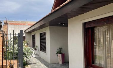 CASA 5 AMBIENTES EN VENTA, CENTRO DEL PUEBLO LOS CARDALES