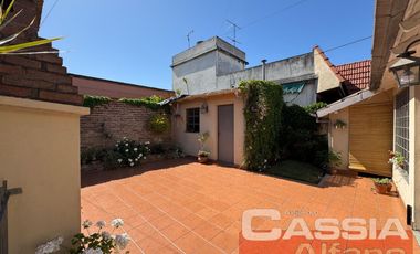 CASA EN PH AL FRENTE INGRESO INDEP. CON GARAGE, PATIO LIBRE, IMPECABLE!