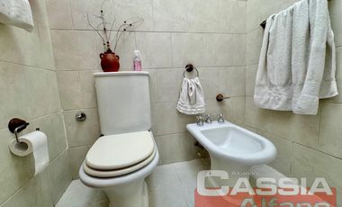 CASA EN PH AL FRENTE INGRESO INDEP. CON GARAGE, PATIO LIBRE, IMPECABLE!