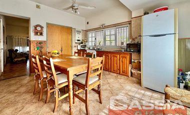 CASA EN PH AL FRENTE INGRESO INDEP. CON GARAGE, PATIO LIBRE, IMPECABLE!