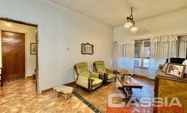 CASA EN PH AL FRENTE INGRESO INDEP. CON GARAGE, PATIO LIBRE, IMPECABLE!