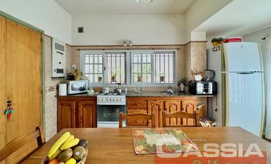 CASA EN PH AL FRENTE INGRESO INDEP. CON GARAGE, PATIO LIBRE, IMPECABLE!
