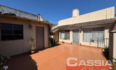 CASA EN PH AL FRENTE INGRESO INDEP. CON GARAGE, PATIO LIBRE, IMPECABLE!