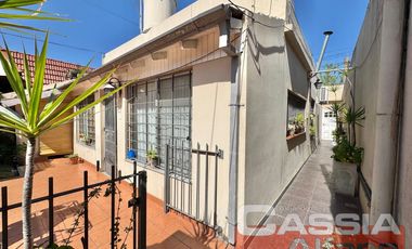 CASA EN PH AL FRENTE INGRESO INDEP. CON GARAGE, PATIO LIBRE, IMPECABLE!