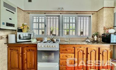 CASA EN PH AL FRENTE INGRESO INDEP. CON GARAGE, PATIO LIBRE, IMPECABLE!