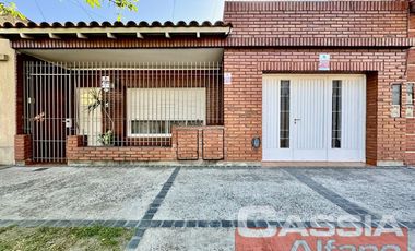 CASA EN PH AL FRENTE INGRESO INDEP. CON GARAGE, PATIO LIBRE, IMPECABLE!