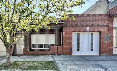 CASA EN PH AL FRENTE INGRESO INDEP. CON GARAGE, PATIO LIBRE, IMPECABLE!