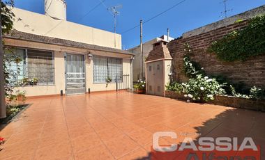 CASA EN PH AL FRENTE INGRESO INDEP. CON GARAGE, PATIO LIBRE, IMPECABLE!