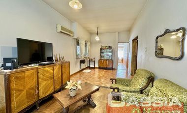CASA EN PH AL FRENTE INGRESO INDEP. CON GARAGE, PATIO LIBRE, IMPECABLE!