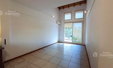 Impecable depto tipo dúplex. 103m2 con balcón, terraza y 2 cocheras