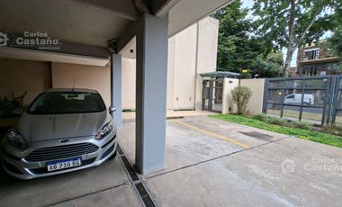 Impecable depto tipo dúplex. 103m2 con balcón, terraza y 2 cocheras