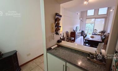Impecable depto tipo dúplex. 103m2 con balcón, terraza y 2 cocheras