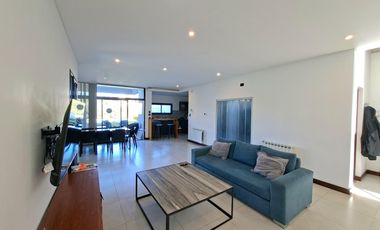 Casa en venta de tres dormitorios, parque y pileta