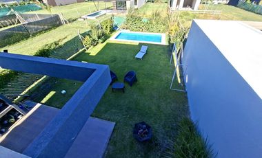 Casa en venta de tres dormitorios, parque y pileta